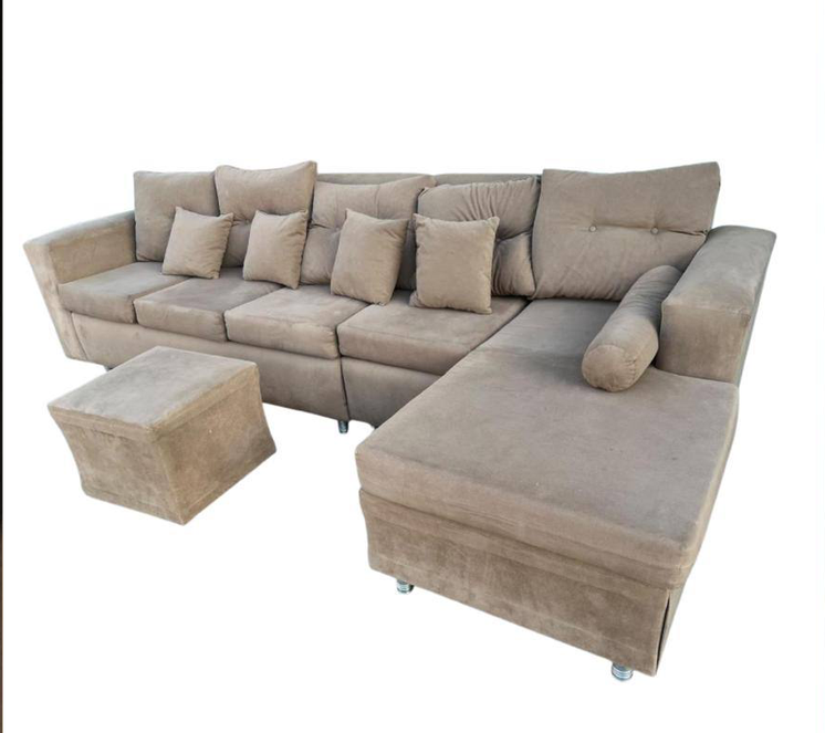 Sofa Esquinero Beige Con Almohadones Con Patas de Aluminio